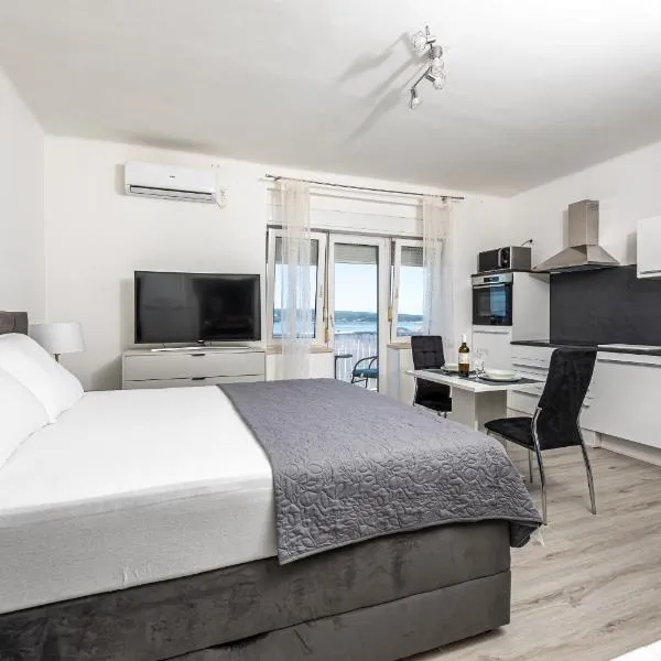 Studio Apartment Iva, hotel in Crikvenica