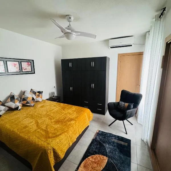 Spacious apartment 100m from the beach and promenade, Hotel in Torrevieja