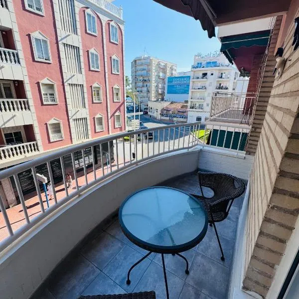 Spacious apartment 100m from the beach and promenade, hotel in Torrevieja