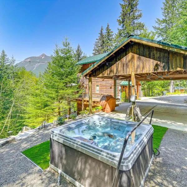 Grizzly Tower Packwood Cabin with Hot Tub!, hotel in Packwood