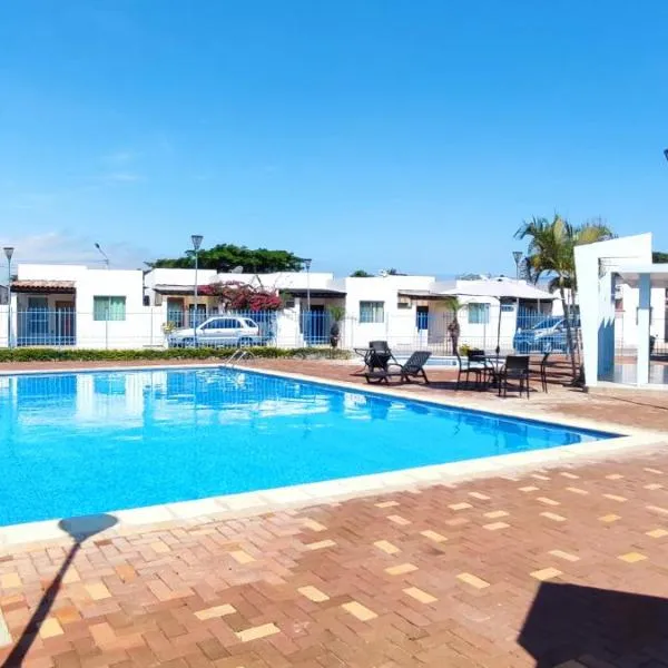 Villa con patio grande en urb cerca del Malecon Salinas, hotel di Salinas