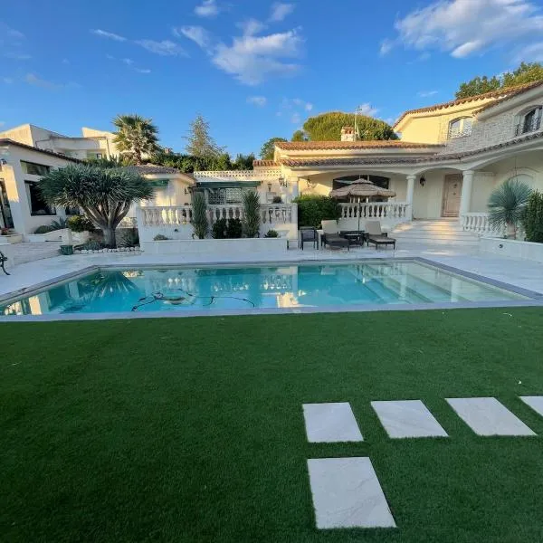 Magnifique suite dans villa de luxe, hotel in La Colle-sur-Loup
