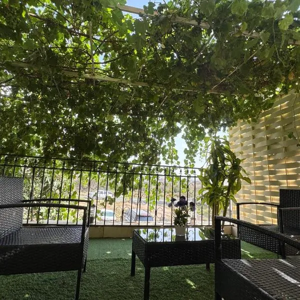 شقة كبيرة 4 غرف نوم وصالة وشرفة-بلكونة- Large apartment with 4 bedrooms, a living room and a balcony, hotel v destinaci Táif