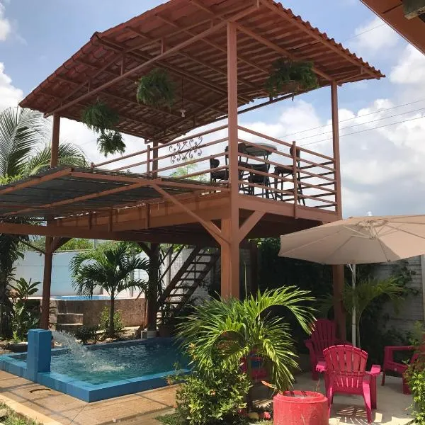 Villas Ela en Bahía Ballena,Uvita Hermosas habitaciones privadas grandes, piscina, cocina, jacuzzi, aire acondicionado, tv y baño privado, hotel in Uvita