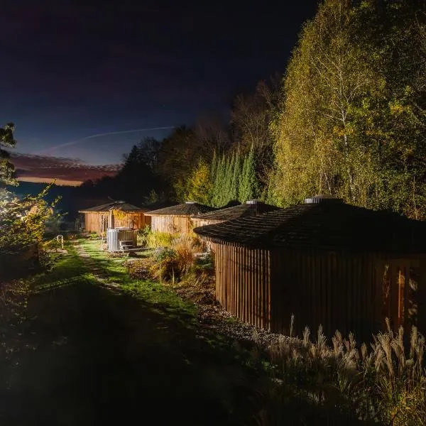 Glamp V Hluboké - Yurts and Wooden Houses، فندق في فسيتين