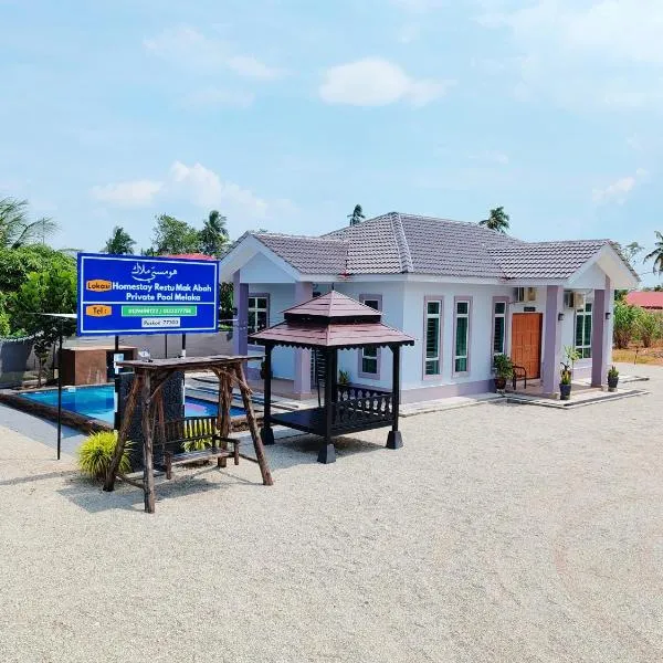 Homestay Restu Mak Abah Private Pool Melaka、Merlimauのホテル