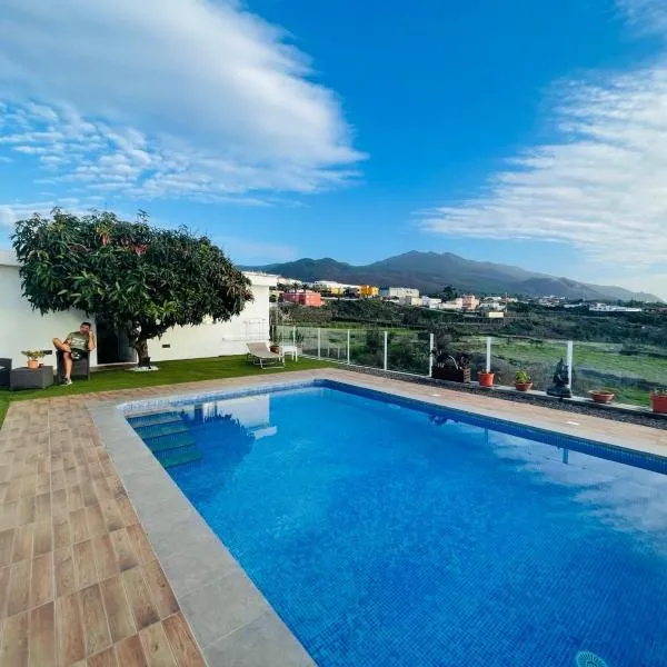 Casa Mango, con piscina y vistas al mar y volcán, hotel en El Paso