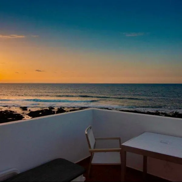 Weybeach5 ocean frontline,sea view,private terrace, hotel in La Santa