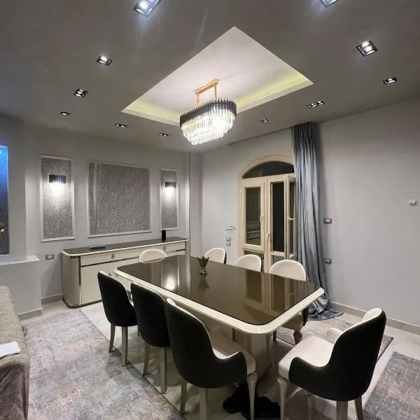 Comfy and spacious two bedrooms apartment - 5 mins drive from bus station, hotel en Kafr Rāshid