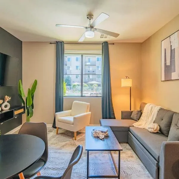 Spacious 2BR Uptown Biltmore Gym Pool Parking WD，位于凤凰城的酒店