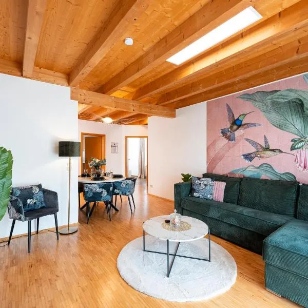 NAMASTÉ Homes - Ferienwohnung mit Balkon & Carport, hotel en Bad Windsheim