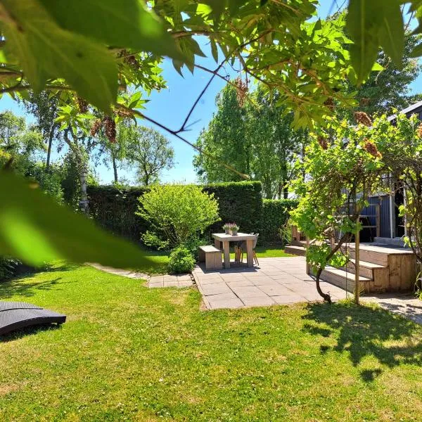Zeeuwse Landhoeve Chalet, hotel v destinaci Brouwershaven