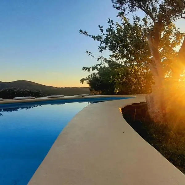 Kalliberry Cycladic Stone House Elissavet with private pool, nice view and fantastic sunsets, hotelli kohteessa Gávrio