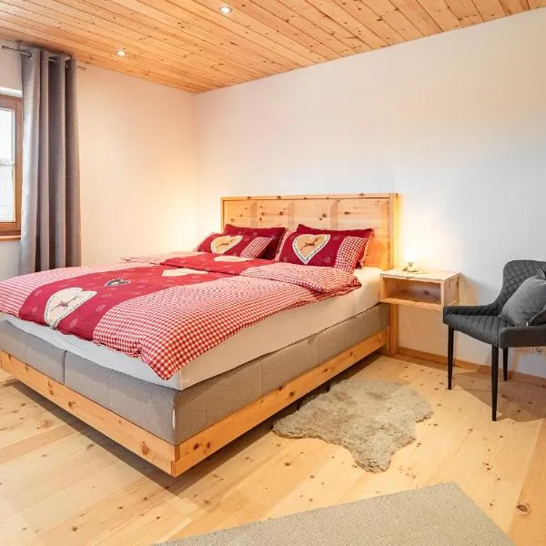 Luxus Chalet im Allgäu - Zirbenholz Schlafzimmer - Terrasse mit Bergblick - Infrarotkabine, hotel in Blaichach