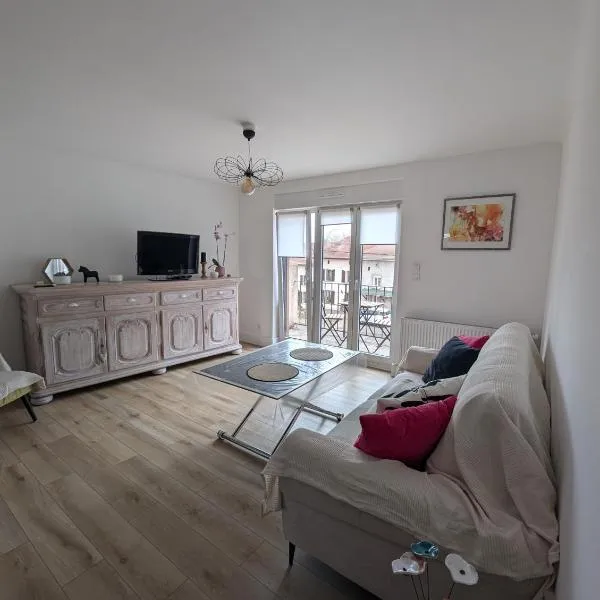 Appartement doux et lumineux – hotel w mieście Adelange