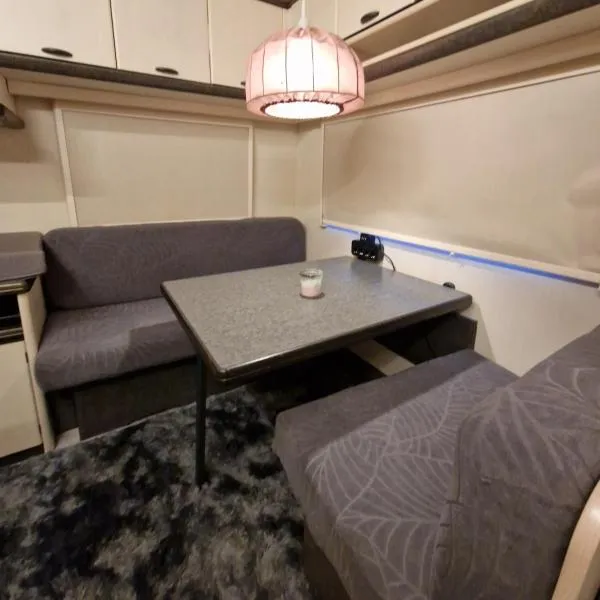 Full Service Caravan, hótel í Albertslund