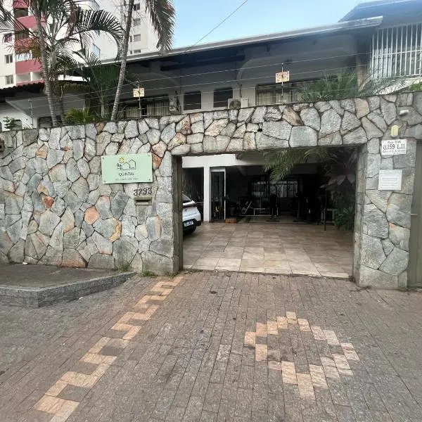 Casa Quintal Bueno! 5 quartos com ar split e internet ultra! Perto do melhor de Goiânia! Marista Parques Areião e Vaca Brava Hospital Premium Mater Dei Blue Fit Perdomo Goiânia Shopping!, hotel in Goiânia