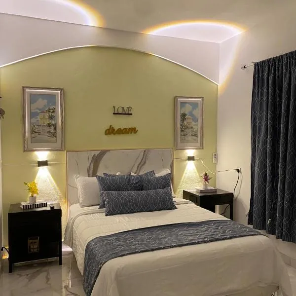 Little Room Airport By Merengue House, hotel in Monte Adentro