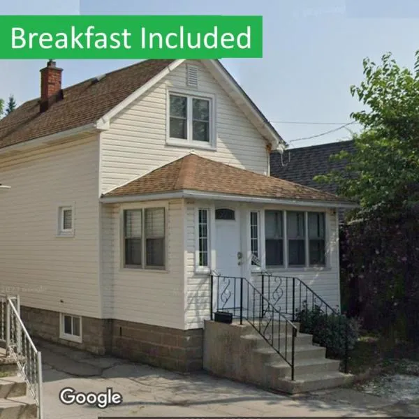 Cozy 3 Bedroom Downtown Cottage with Complimentary Breakfast Delivered Daily to the Rental, hotel v destinaci Niagara Falls