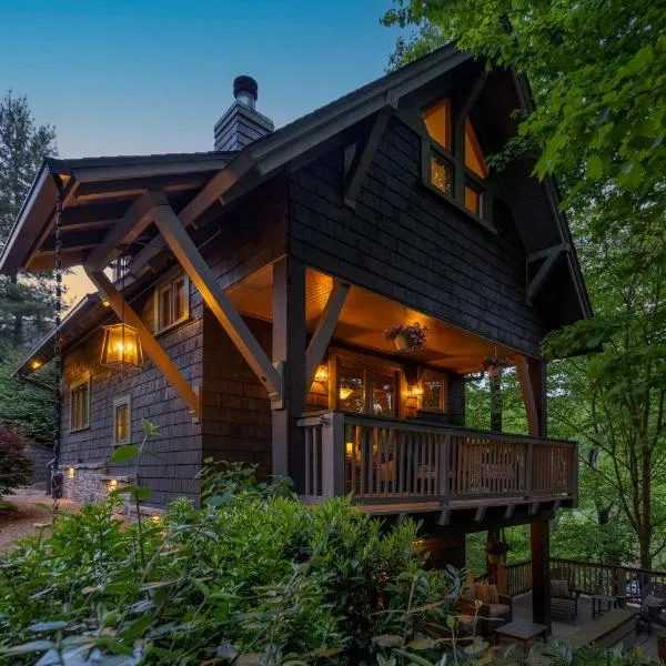 HOT TUB & PET-FRIENDLY Cabin in Cheshire Village, hotel v destinaci Black Mountain