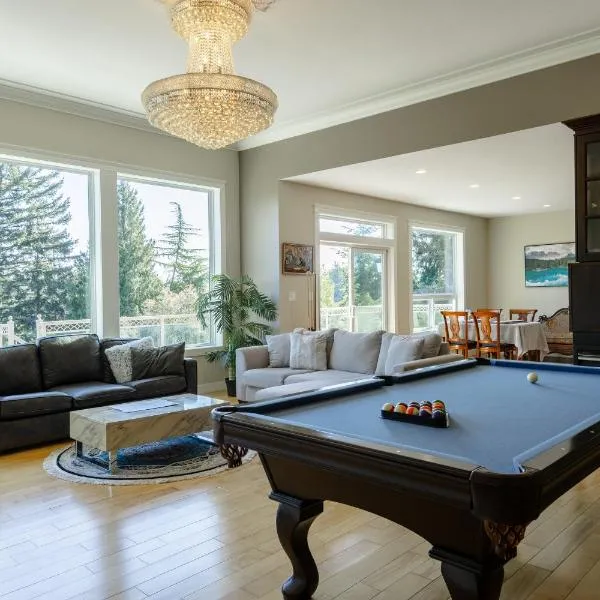 Luxury Rainbow House with Pool Table, Oceanview, hotel in Nanaimo