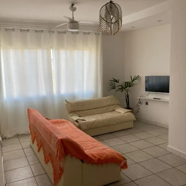 Apto aconchegante pertinho da praia、グアルジャのホテル