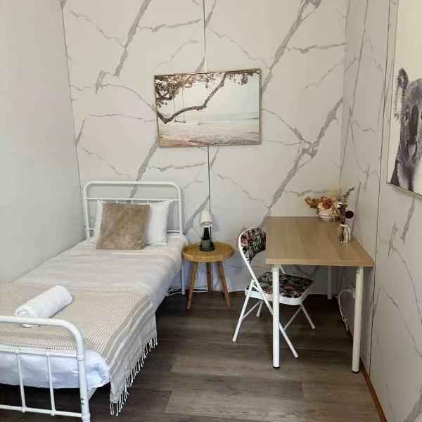 Comfy Single Room in Guildford West with Easy Access - Shared Bathroom, hotel em Holroyd