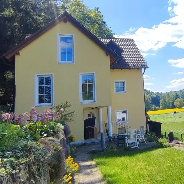Ferienhaus am Bach mit großem Garten, hotel in Deuerling