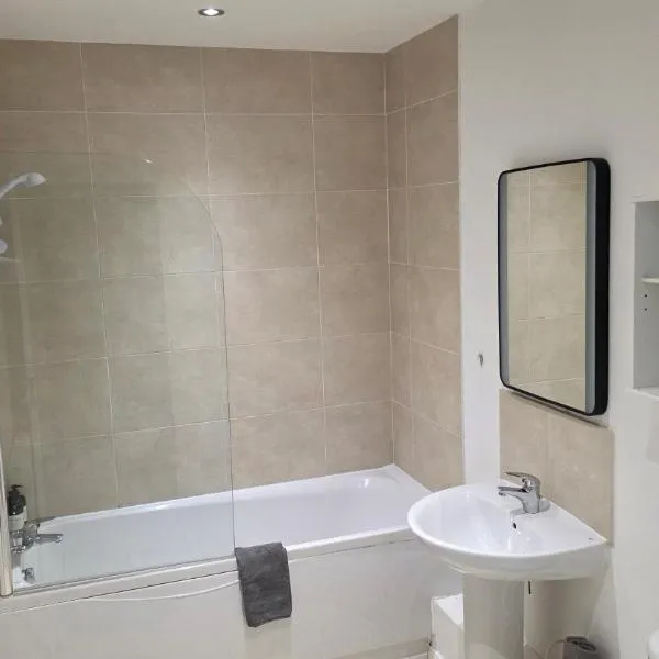 4 Bedroom Home Tameside Greater Manchester Sleeps 8, viešbutis Mančesteryje