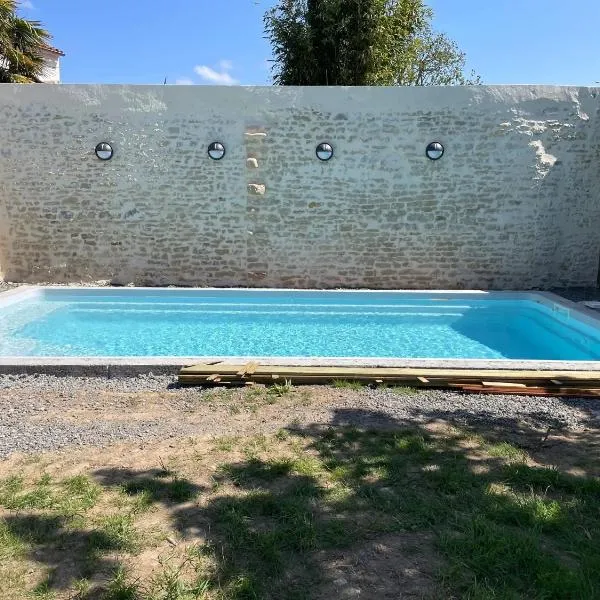 Maison confortable à Jard-sur-Mer avec grand jardin clôturé, hotel v destinácii Jard-sur-Mer