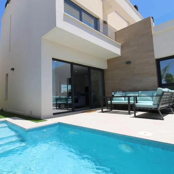 LUXURY VILLA ZEN WITH PRIVATE HEATED POOL at SANTA ROSALIA RESORT by PREMIUM SPAIN PROPERTIES, hotel i Torre-Pacheco