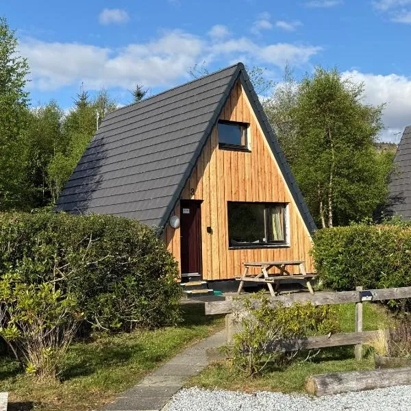 1 Bedroom Cabin with Mountain & Loch Views - Quiet Location between Glencoe & Ben Nevis, hotel v destinaci Onich