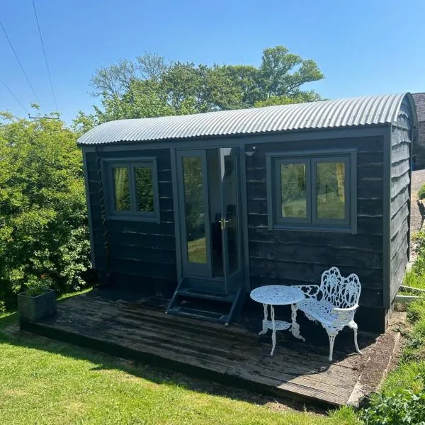 Rhodes To Serenity - Mermaid Shepherds Hut, hotel in Stoke on Trent