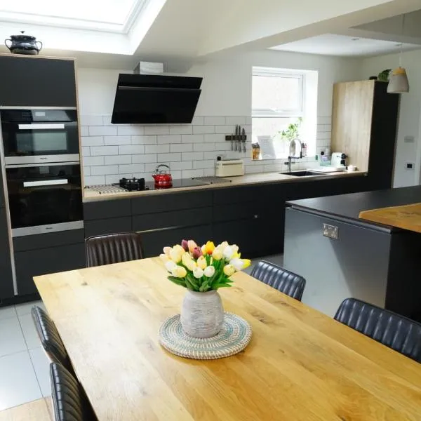 Oxford's cosiest 3 bedroom home with off street car parking, hotel v destinaci Oxford