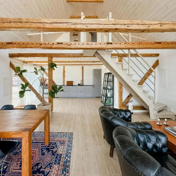 Modern Apartment On Historic Horse Farm, hotel in Jonstorp