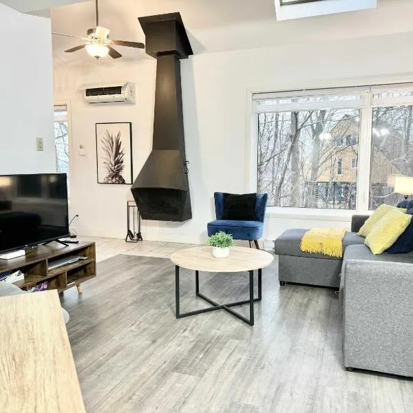 HAPPY HOUR - Condo Water Park, hotel in Beaupré