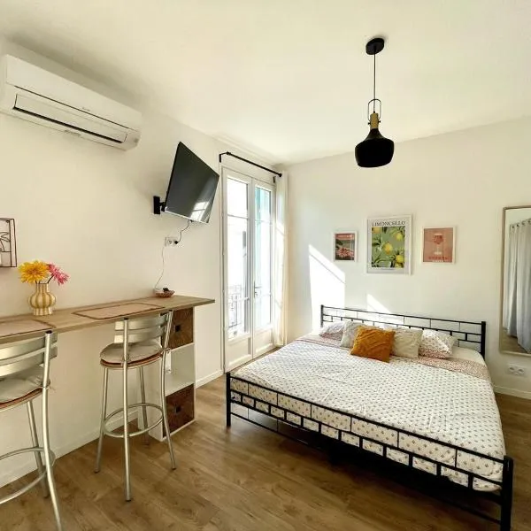 Studio proche mer, avec terrasse et parking, хотел в Ница