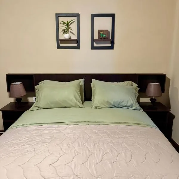 habitación doble, cama queen, terraza y plantas, hotel in Cochabamba