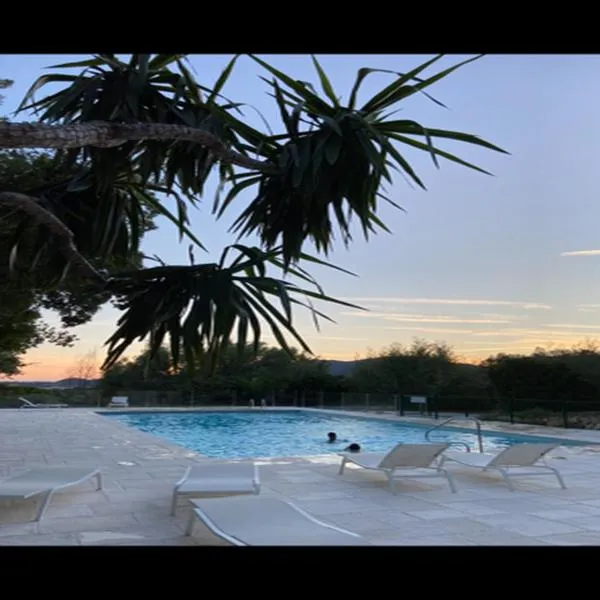 Duplex La Vigie Kensington Pool Sea Vineyard View, hotel in La Croix-Valmer