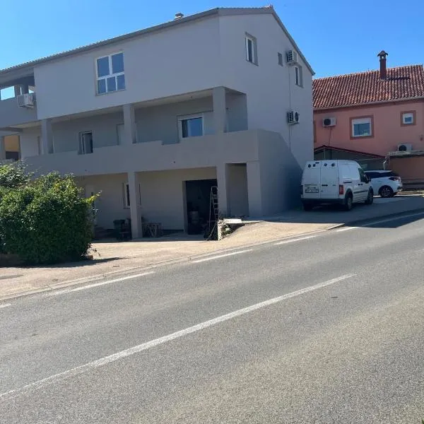 Ivan07 spacious 3BR apartment with terrace, hotel v destinácii Zadar