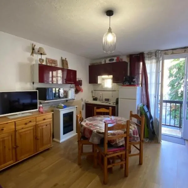 Studio 2 à 4 personnes avec balcon et parking, hotel em La Bourboule