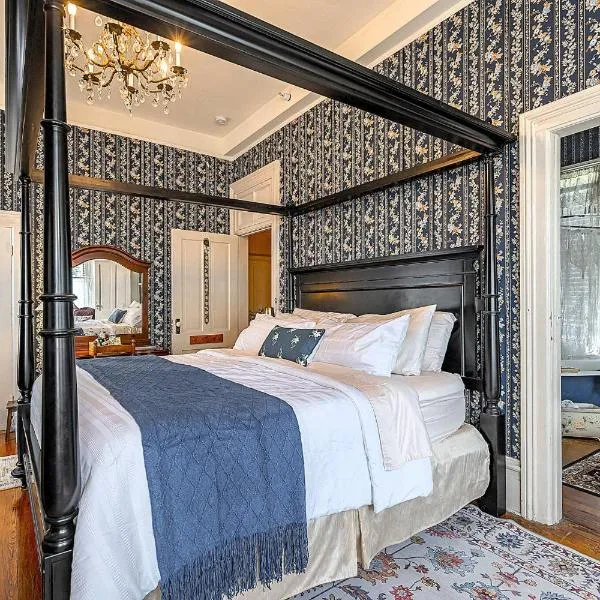 Free Parking & Private Bath Mandeville King Suite in a Charming 1888 Victorian House, Hotel in Savannah