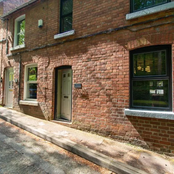 NEW Refurbished Cottage near Alton Towers Sleeps 6 Ashbourne Peak District Derbyshire – hotel w mieście Ashbourne