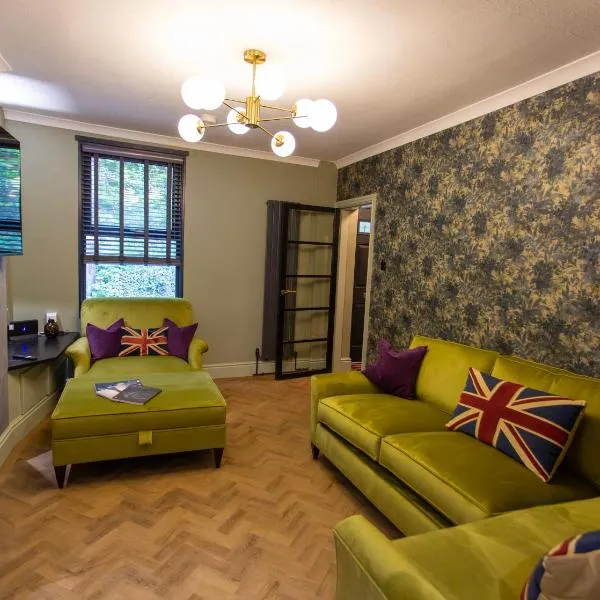 NEW Refurbished May 2025 Stylish Cottage Ashbourne Peak District Alton towers Derbyshire, hotel in Ashbourne