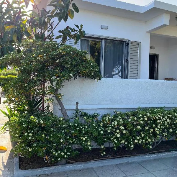 Sea View Beach House near Athens Airport, hotel v destinaci Artemida