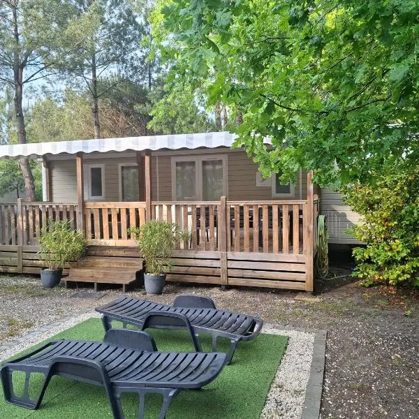 Mobil home 8 personnes 3 chambres, hotel in Saint-Julien-en-Born