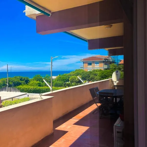 MIRA IL MARE Seaview Apartment - Sunset Lovers' Spot - 50m from the Beach LAVINIO MARE, hotel em Anzio