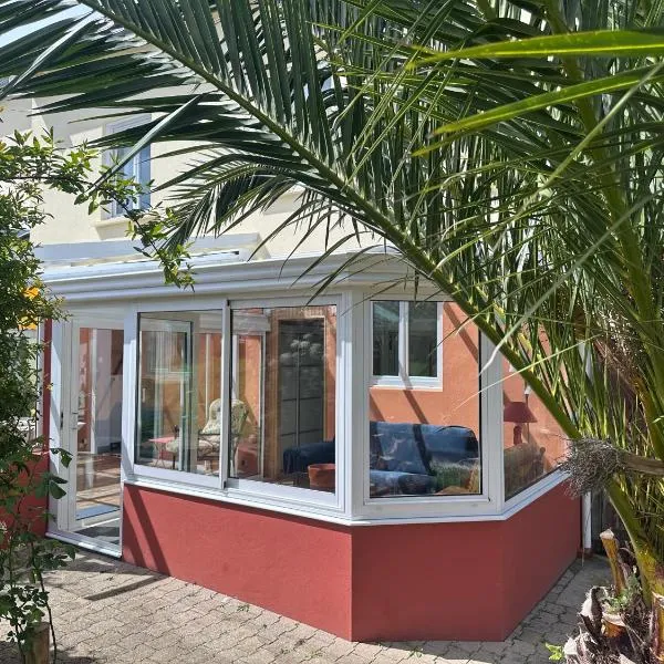 Maison familiale à Morgat, jardin clos, à 2 minutes de la plage, hotel in Crozon