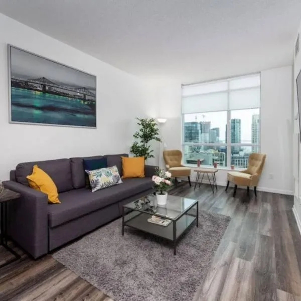 Chic 1BR Condo Lake and City Views plus Free Parking, hotel di Toronto