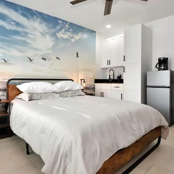 Modern Queen Suite #2 - Steps to Daytona Beach, khách sạn ở Daytona Beach